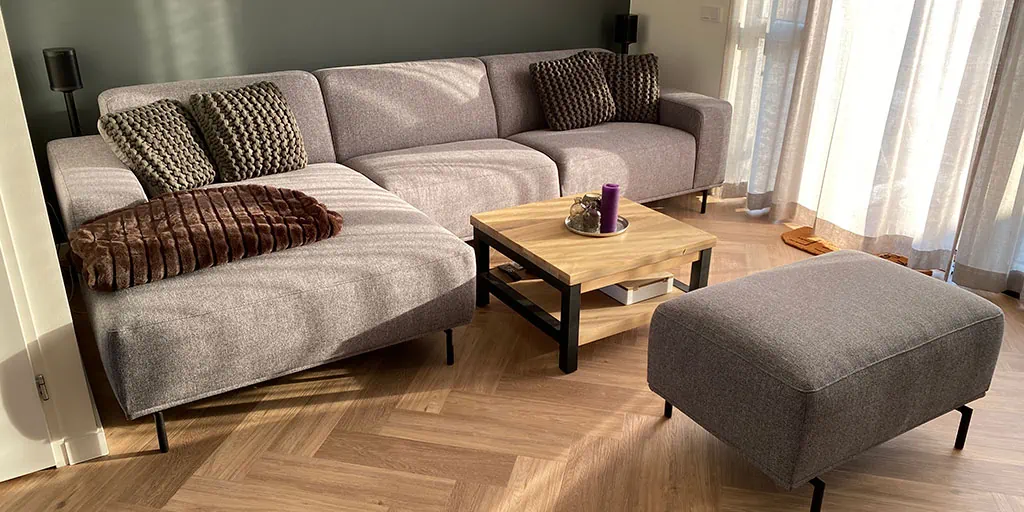 el piso vinilico spc es un recubrimiento decorativo para suelos formado de polvo de piedra caliza y pvc, resistente al agua y abrasion
