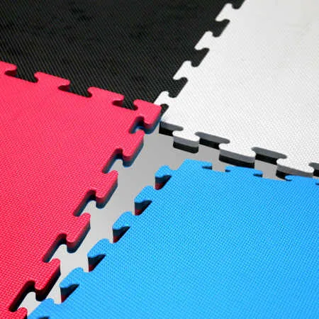 son bicolor doble cara, de 25mm. de espesor, con dimensiones de 1.00m x 1.00m