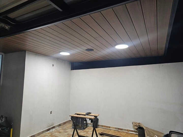 el wall cladding es un sistema de recubrimiento para muros que se instala sobre la superficie existente, permitiendo renovar el aspecto de cualquier pared sin necesidad de obra pesada