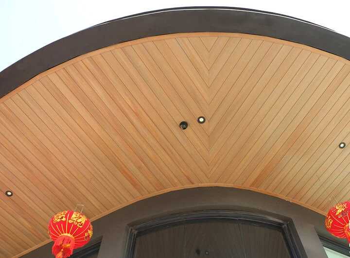 el wall cladding es un sistema de recubrimiento decorativo que se instala sobre los muros para darles un acabado más atractivo y resistente