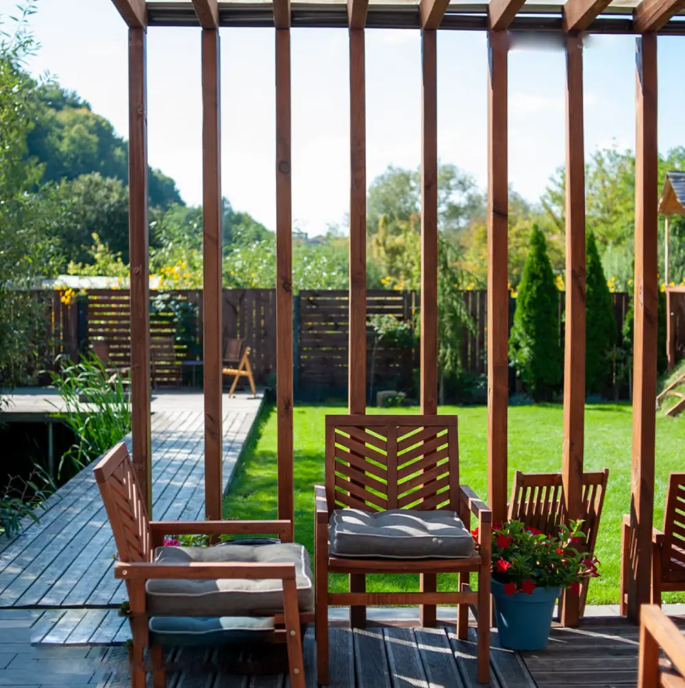 estas vigas estan diseñadas para dar un toque moderno y elegante a cualquier espacio exterior. con apariencia similar a la madera natural, su composicion en wpc brinda una mayor vida util, resistencia a la humedad, al sol y a las plagas, evitando problemas como la hinchazon, el desgaste o la aparicion de hongos