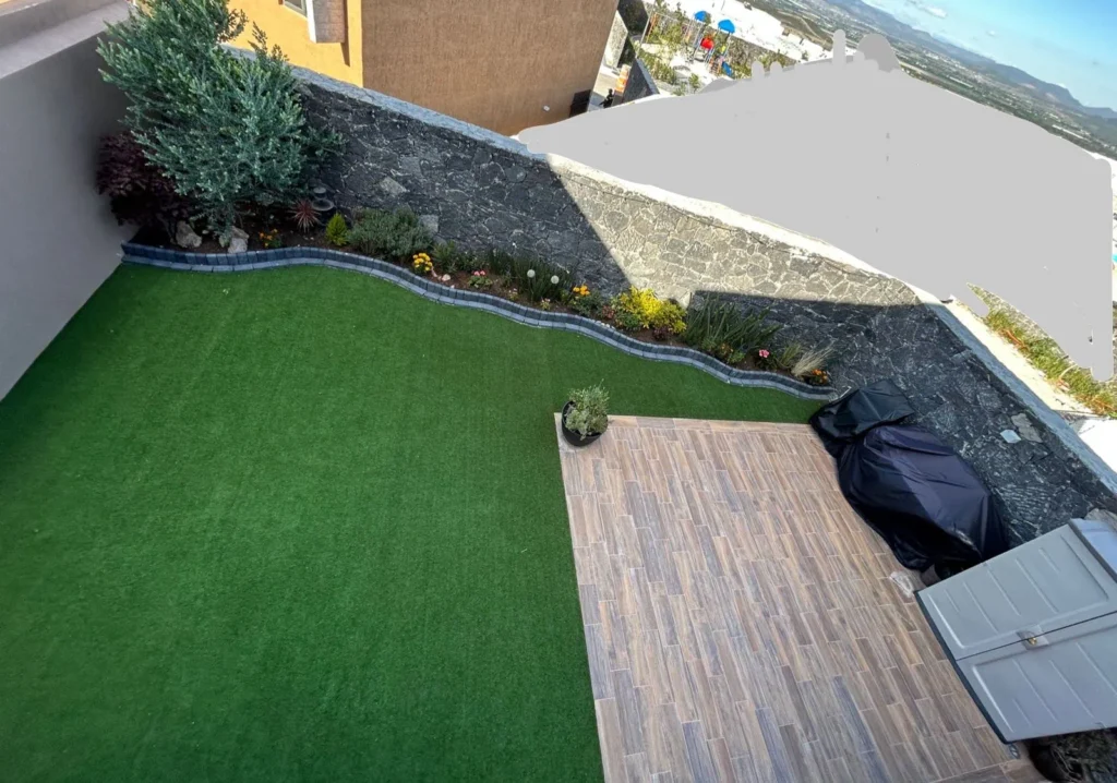 el pasto natural puede ser hermoso, pero tambien exige mucho: riego constante, cortes frecuentes, fertilizantes, control de plagas y zonas dañadas con el uso.