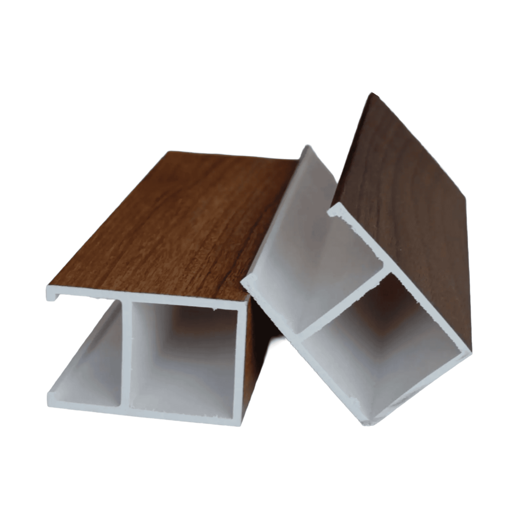 las busquedas relacionadas con “como instalar vigas decorativas en plafon sin herrajes visibles" han crecido notablemente. La razon es clara: los usuarios desean un acabado tipo madera natural, pero con un sistema moderno, ligero y libre de soportes expuestos.